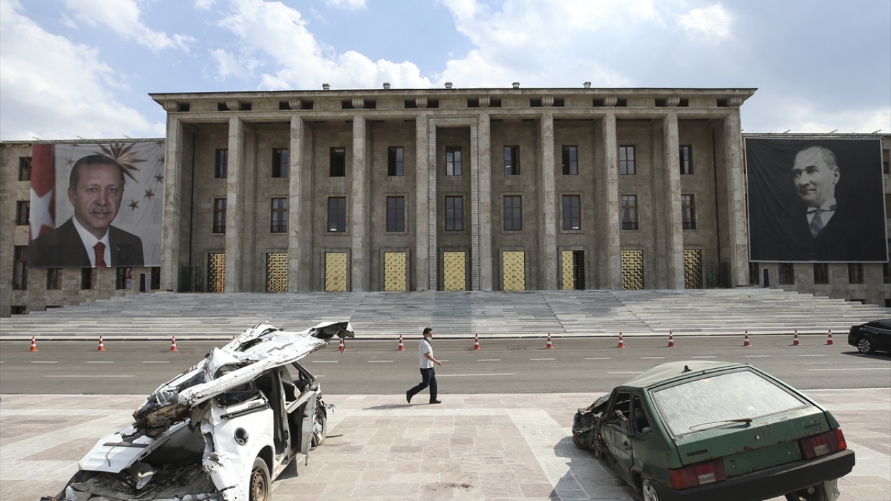 Araçlarda tankların palet izleri ve mermi delikleri görülebiliyor.