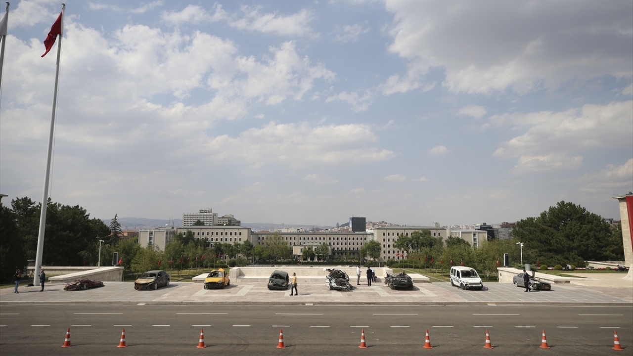 FETÖ`nün 15 Temmuz hain darbe girişimi sırasında zarar gören araçlar Meclis`te sergilenmeye başlandı.  
