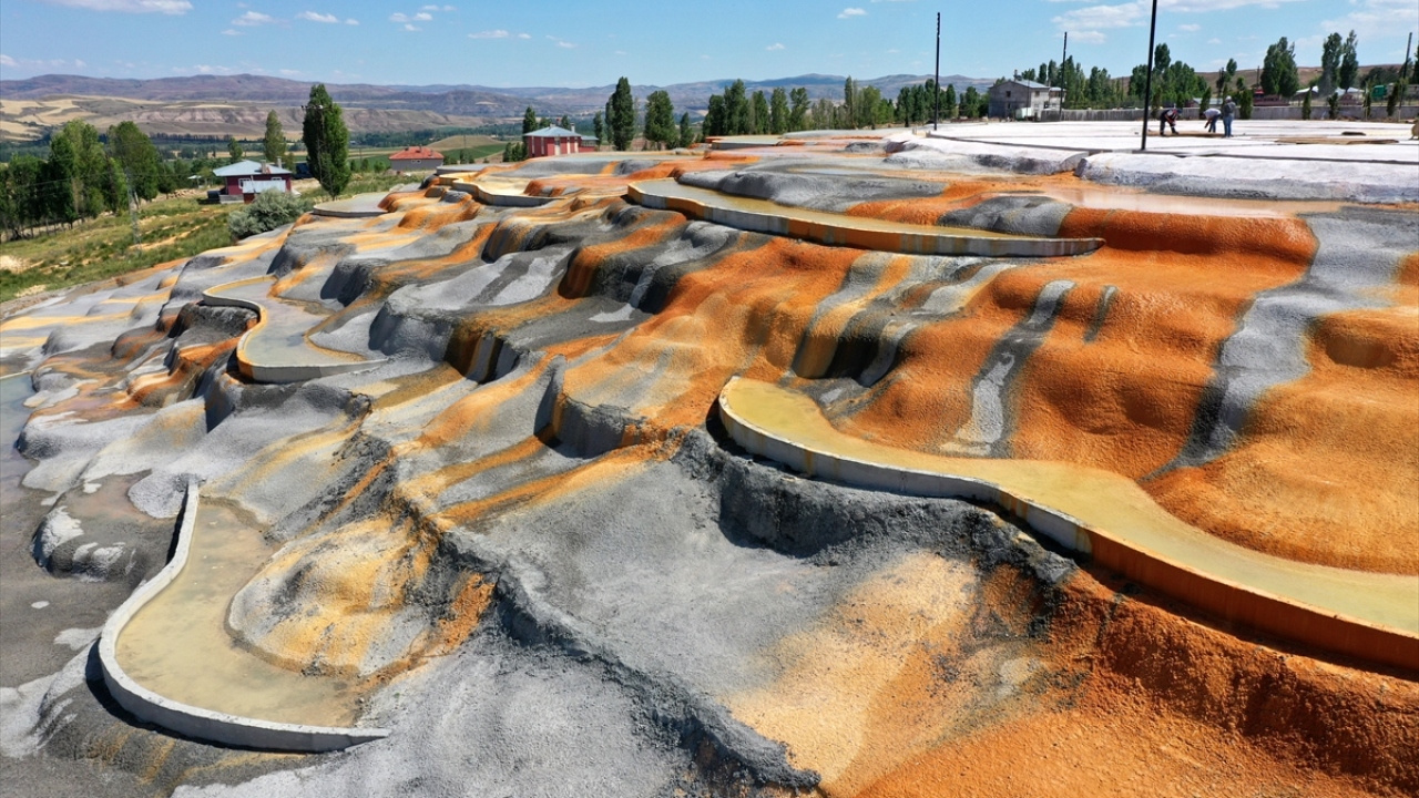 Sivas Valisi Salih Ayhan, şehir merkezine 24 kilometre mesafedeki Sıcak Çermik termal sahasındaki Altınkale`de incelemelerde bulundu.