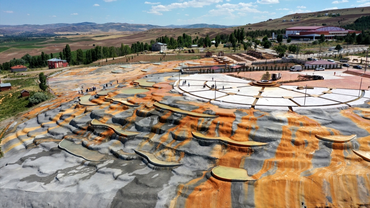 Projenin birkaç ay sonra tamamlanacağını vurgulayan Vali Ayhan, vatandaşları doğa güzelliğini ve harika renk cümbüşünü görmeye davet etti. 