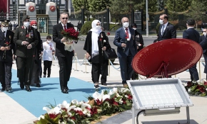 Cumhurbaşkanı Erdoğan, 15 Temmuz Anıtı'na çelenk bıraktı