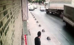 Kontrolden çıkan kamyon karşı şeritteki araçları ezdi