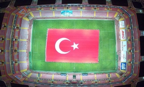 Stadyumda dev Türk bayrağı açıldı