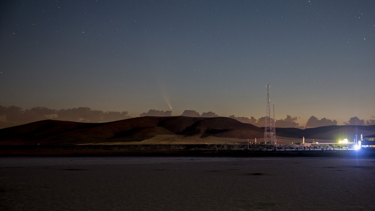Neowise kuyruklu yıldız, Ankara, Konya ve Aksaray illeri sınırları içeriside yer alan Türkiye`nin en büyük ikinci gölü olan Tuz Gölü ve civarından gözlendi.