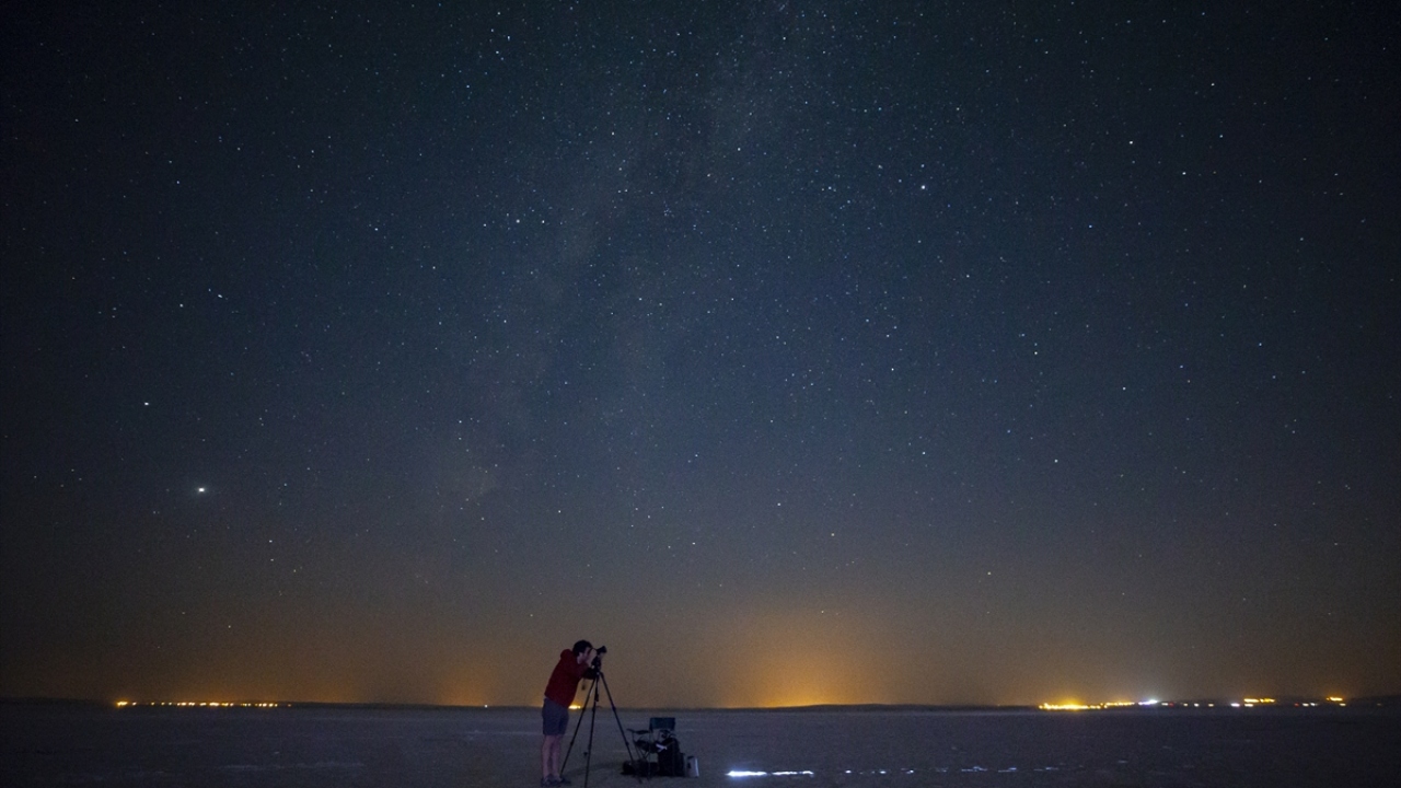 Ankara, Konya ve Aksaray illeri sınırları içeriside yer alan Türkiye`nin en büyük ikinci gölü olan Tuz Gölü üzerinde gözlem yapan bir fotoğrafçı, çalışmalarını gün doğumuna kadar sürdürdü.