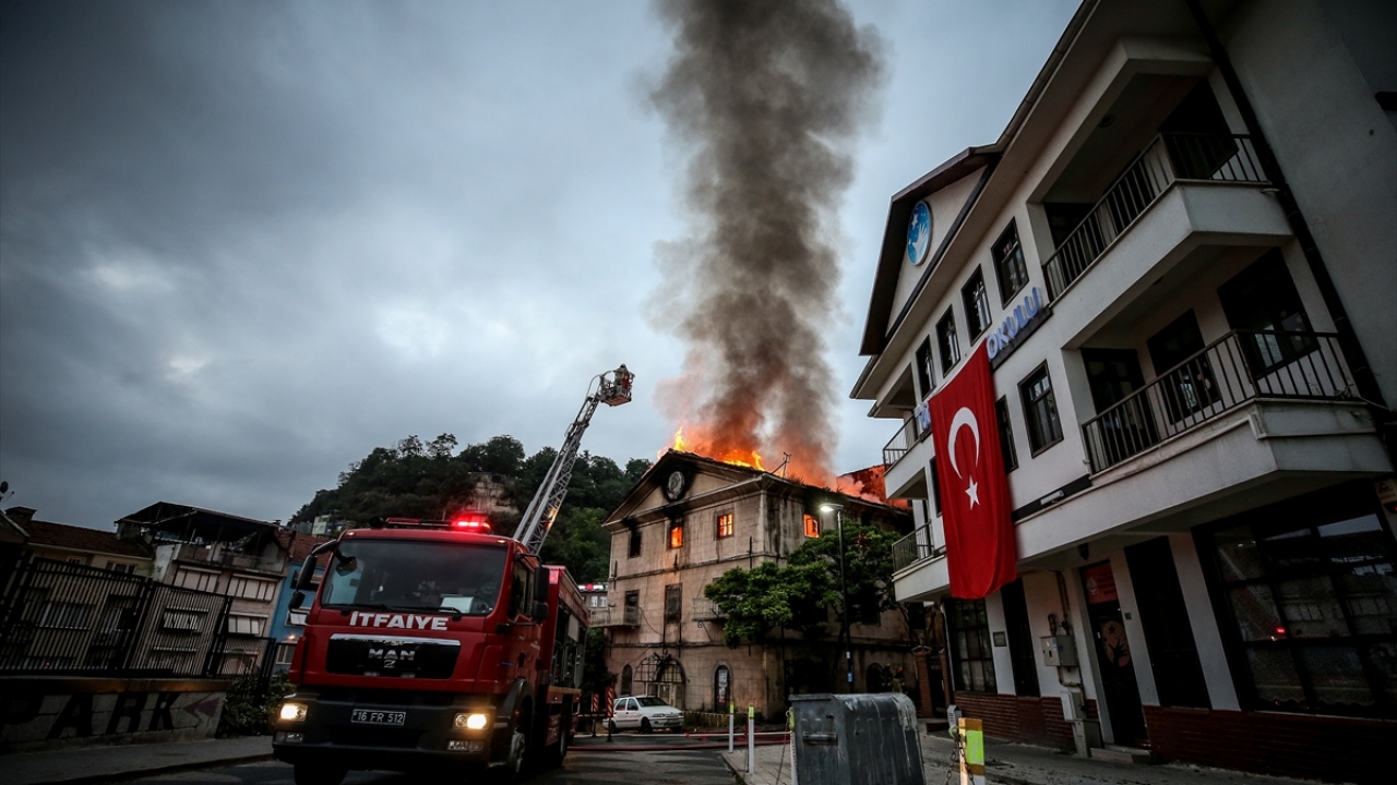 Alınan bilgiye göre, Yahşibey Mahallesi Çarıklı Değirmen Sokak`ta bulunan ve yaklaşık 70 yıllık tarihi olan binanın üst katında henüz belirlenemeyen nedenle yangın çıktı.