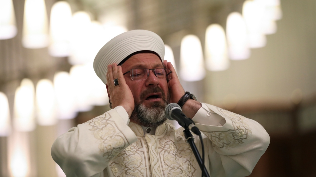 Diyanet İşleri Başkanı Ali Erbaş da Beştepe Millet Camisi`nde sela okudu.