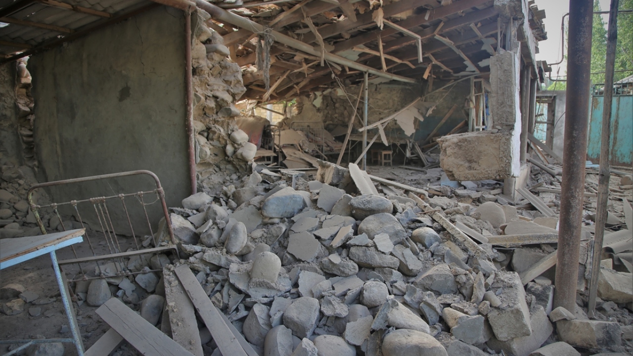 Çatışmalarda Ermenilerin ateş açtığı bölgelerden biri olan Tovuz ilinin Dondar Kuşçu köyünde çok sayıda eve mermi isabet etti.