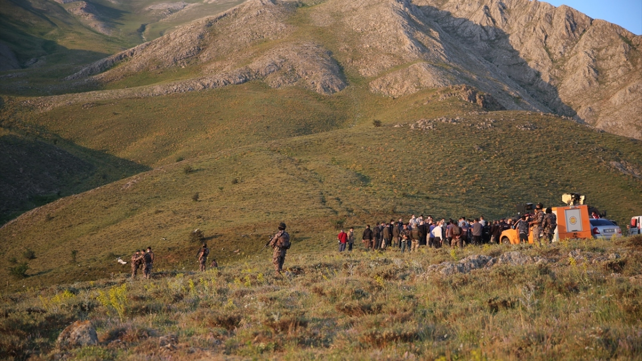 Van`da, keşif ve gözetleme göreviyle bulunan 2015 model insanlı keşif uçağının Artos Dağı`nın 2 bin 200 rakımına çarparak düştüğü bölgede çalışmalar devam ediyor. 