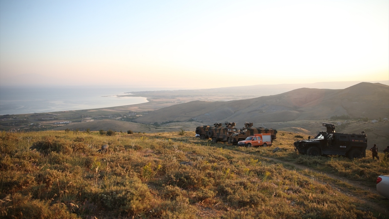 Gece 03.00 sıralarında enkazın bulunduğu bölgeye ulaşan ekipler çevrede güvenlik önlemi aldı. 
