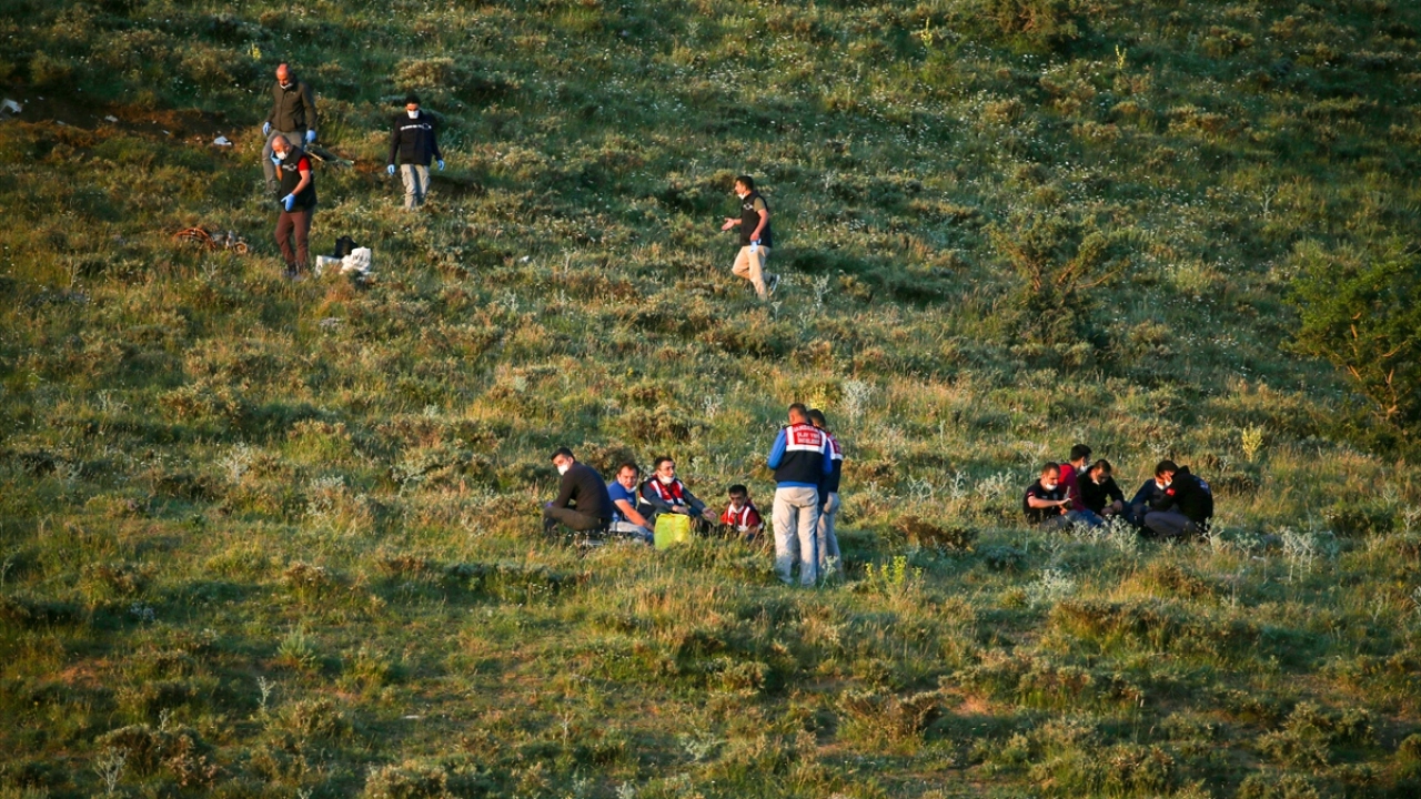 Emniyet Genel Müdürlüğü kaza kırım ekibi de insanlı keşif uçağının düştüğü Artos Dağı`ndaki olay yerine gelerek çalışmalara başladı.