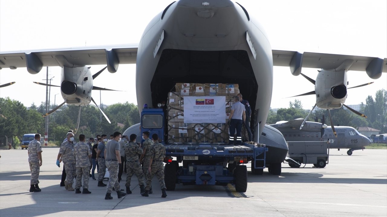 Venezuela`ya hareket eden uçaktaki kolilerin üzerinde, Cumhurbaşkanlığı forsunun yanı sıra Türkçe ve İspanyolca, Mevlana`nın, "Ümitsizliğin ardında nice ümitler var. Karanlığın ardında nice güneşler var." ifadelerine yer verildi.