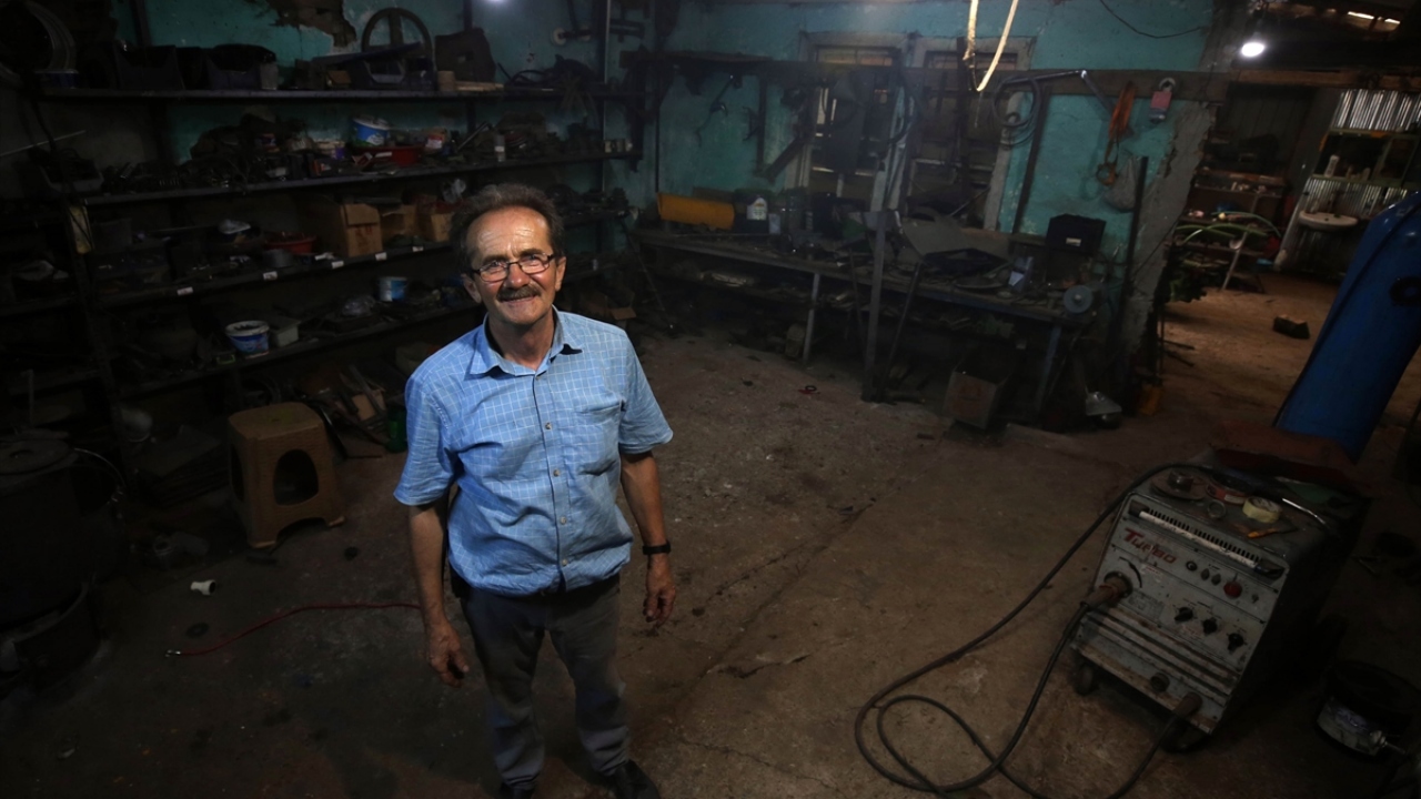 Uzun yıllar yurt dışında yaşayan ve 26 yıl önce Gölyaka ilçesinde bağlı Yeşilova köyündeki babaevine yerleşerek çiftçilikle geçimini sağlayan Kum, 15 dönüm arazi üzerine kurulu evinin bahçesine atölye kurdu.