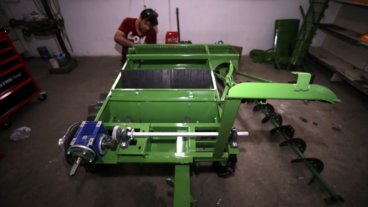 Kum, tasarımı tamamen kendisine ait fındık toplama ve ot biçme makinelerini ihraç ederek, hem ülke ekonomisine katkı sağlamanın hem de ürünlerinin ilgi görmesinin mutluluğunu yaşıyor.