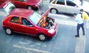 Seyir halindeyken yanan otomobili zabıta söndürdü