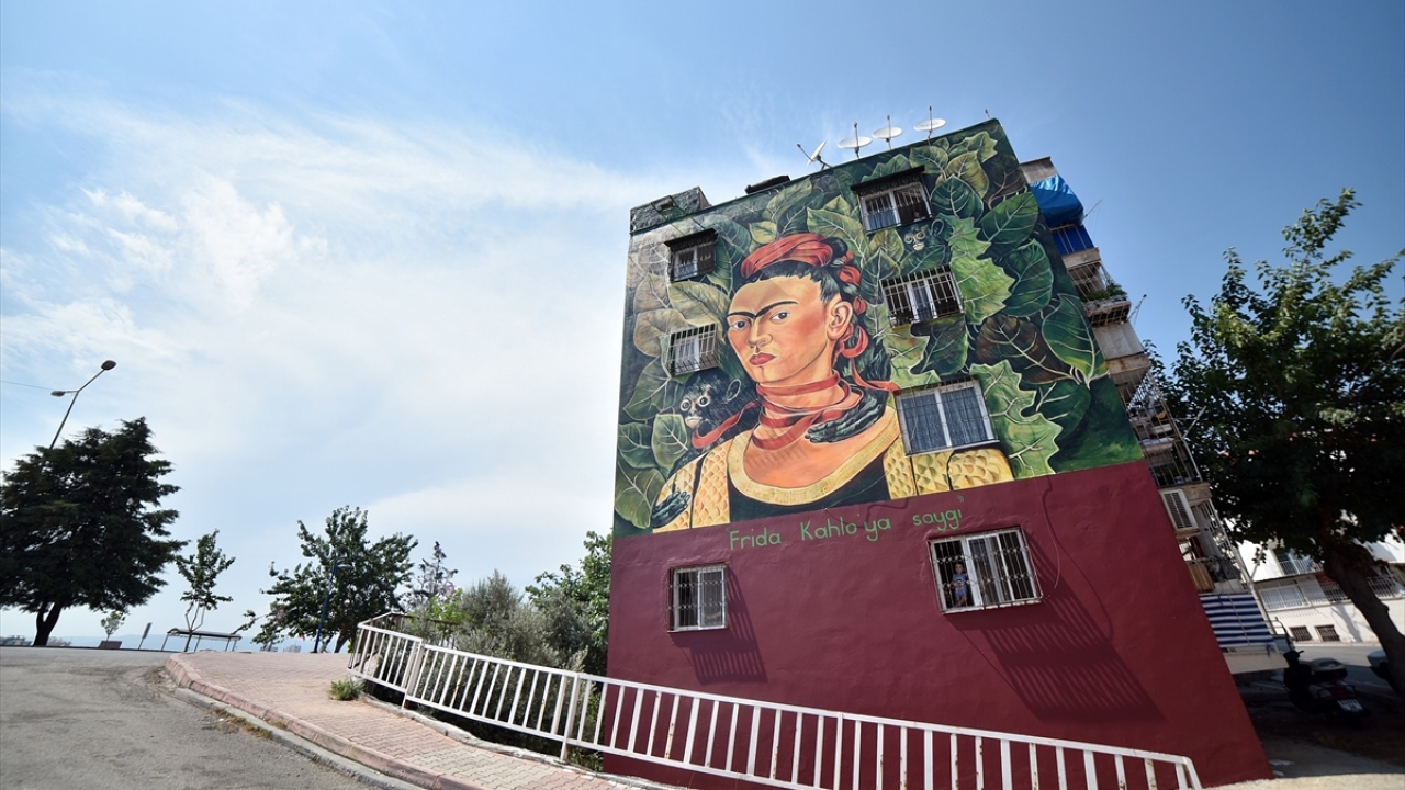 Yapılan eserle çehresi değişen apartmanın duvarı, rengarenk bir görünüme kavuştu.