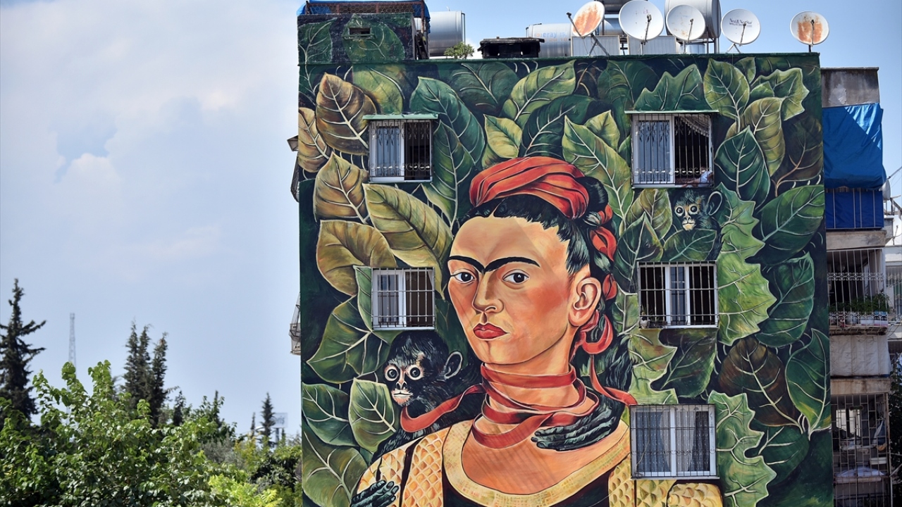 Ressam Nazife Bilgin Hazar, Akbelen Bulvarı`nda uygulanan toplu konut binalarının renklendirilmesinin ardından, Güneykent Mahallesi`ndeki evlerin dış cepheleri için çalışma yaptıklarını söyledi.