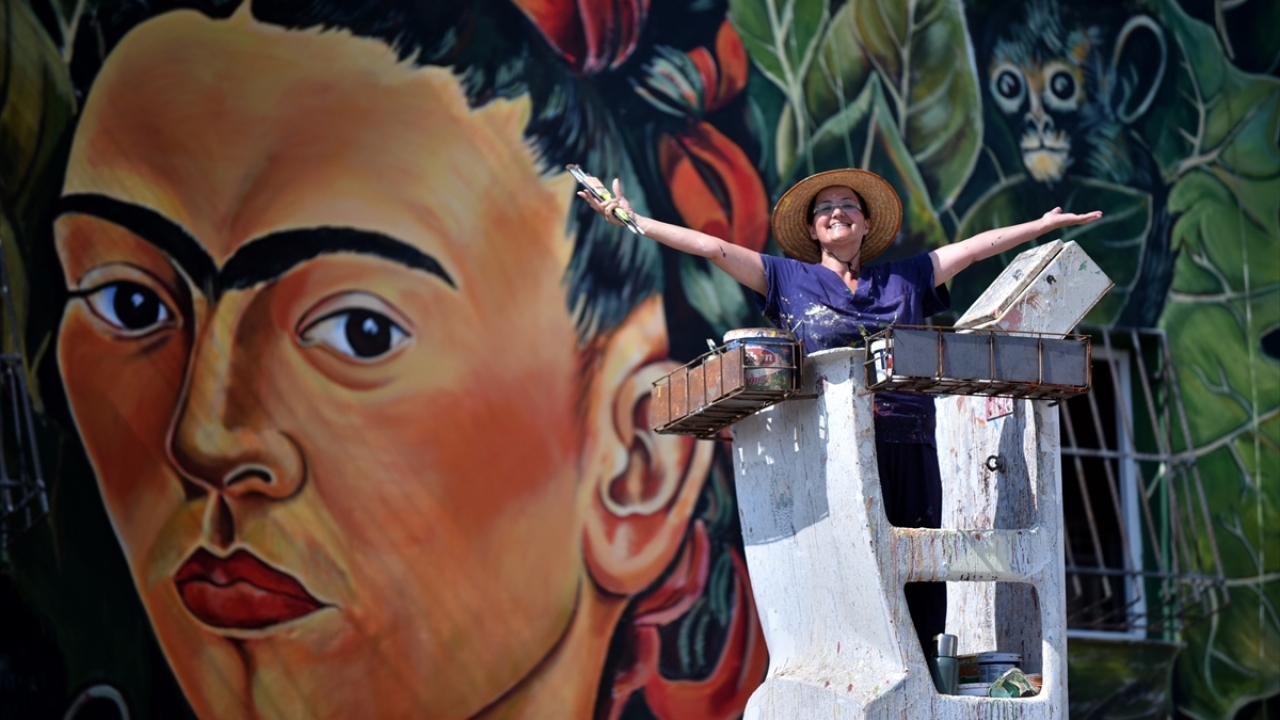 Hazar, 35 yıllık bir apartmanın dış cephesine Frida Kahlo`nun, "Ben ve Maymun" eserini çizdiğini belirterek, çalışmanın kısa sürede bölgenin simgesi haline geldiğini ifade etti.