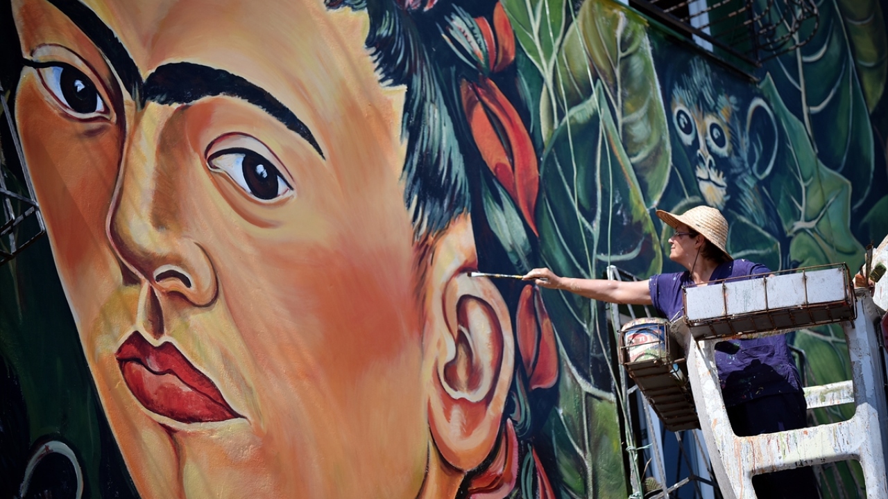 Evlerinin yıpranmış duvarlarını rengarenk görenlerin mutlu olduğunu aktaran Hazar, şu değerlendirmede bulundu: 