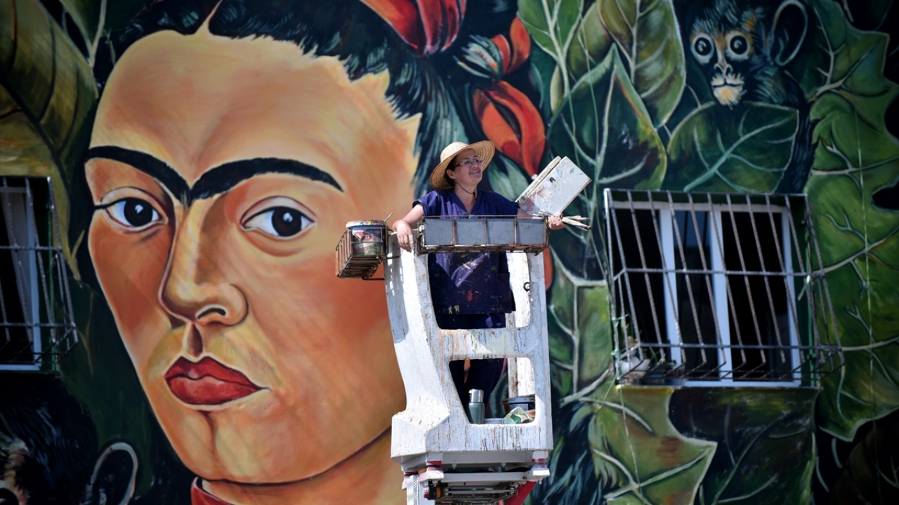 Apartman sakinlerinden Turgut Yılmazer, uzun yıllardır yaşadıkları evlerinin duvarını rengarenk görmenin mutluluğunu yaşadıklarını dile getirdi.