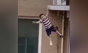 Çinli çocuk dördüncü kattan düştü