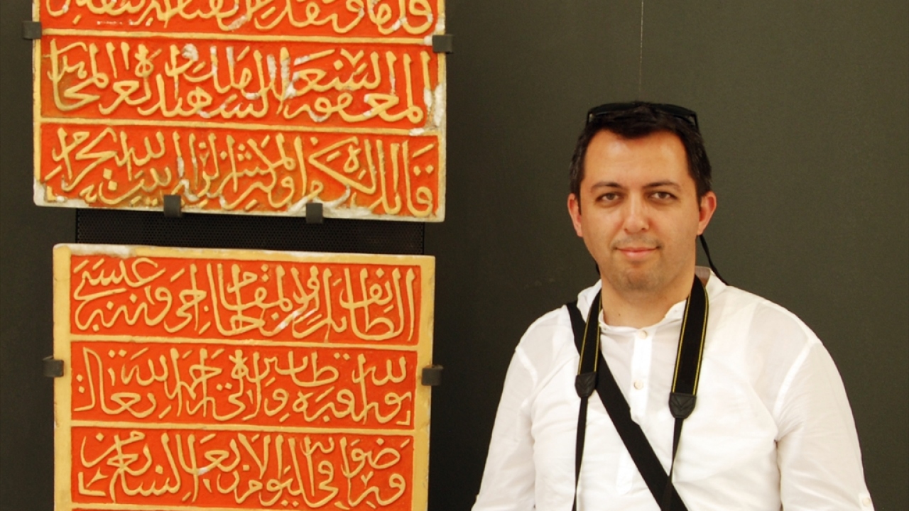 Eserlerin bulundukları ülkelere giderek yerinde incelemede bulunan Yılmaz, kiliseye çevrilen mimari yapılarla ilgili detayları anlattı. 