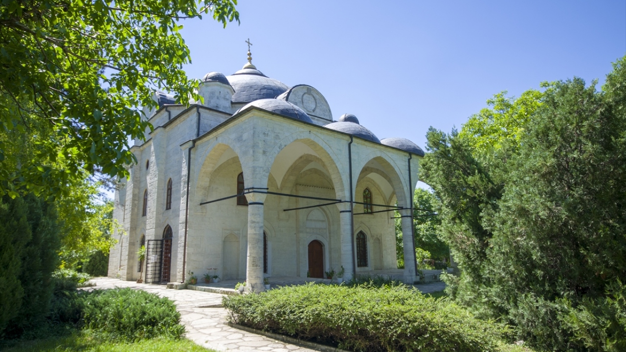 Fotoğrafta Bulgaristan Uzuncaova`da kiliseye çevrilen Yemen Fatihi Gazi Sinan Paşa Camisi görülüyor.
