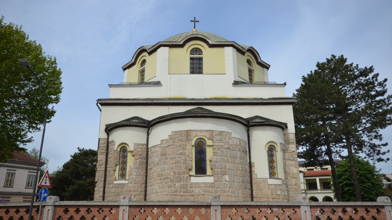 Fotoğrafta Sırbistan Çaçak`ta bulunan ve kiliseye çevrilen Tur Ali Bey Camisi görülüyor.