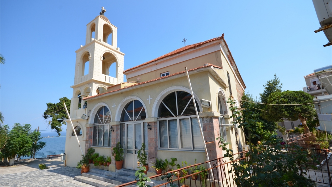 Fotoğrafta Yunanistan Midilli`de bulunan ve kiliseye çevrilen Halveti Tekkesi görülüyor.