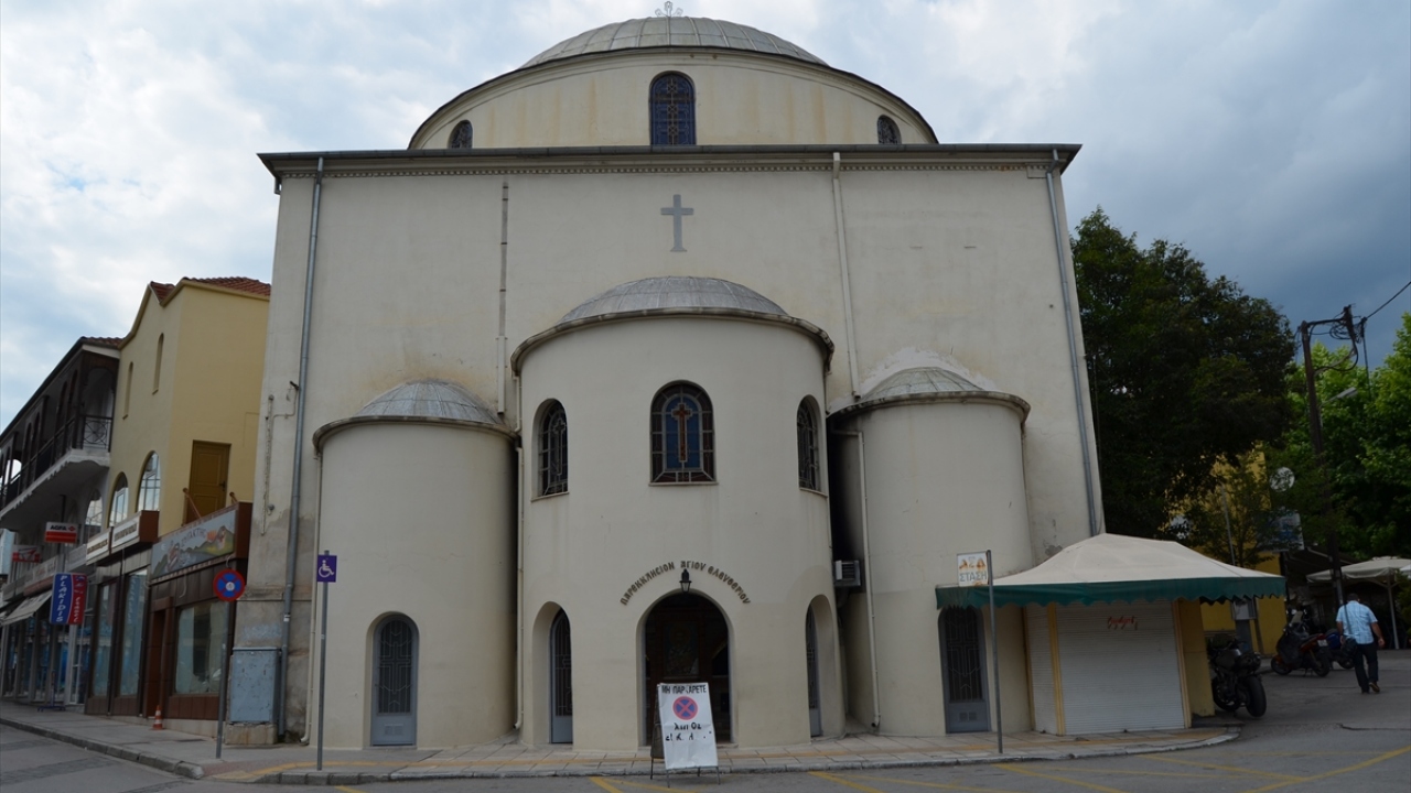 Fotoğrafta Yunanistan Drama`da bulunan ve kiliseye çevrilen Yıldırım Bayezid Camisi görülüyor.
