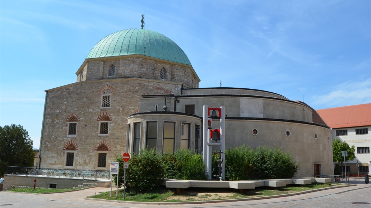 Fotoğrafta Macaristan Peçuy`da bulunan ve kiliseye çevrilen Gazi Kasım Paşa Camisi görülüyor.