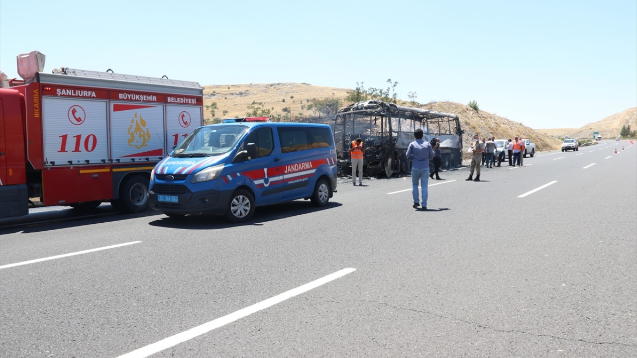 Emin Özalp idaresindeki 07 MPZ 54 plakalı yolcu otobüsü, Şanlıurfa-Gaziantep Otoyolu`nun Şanlıurfa gişeleri yakınlarında seyir halindeyken bilinmeyen nedenle alev aldı.