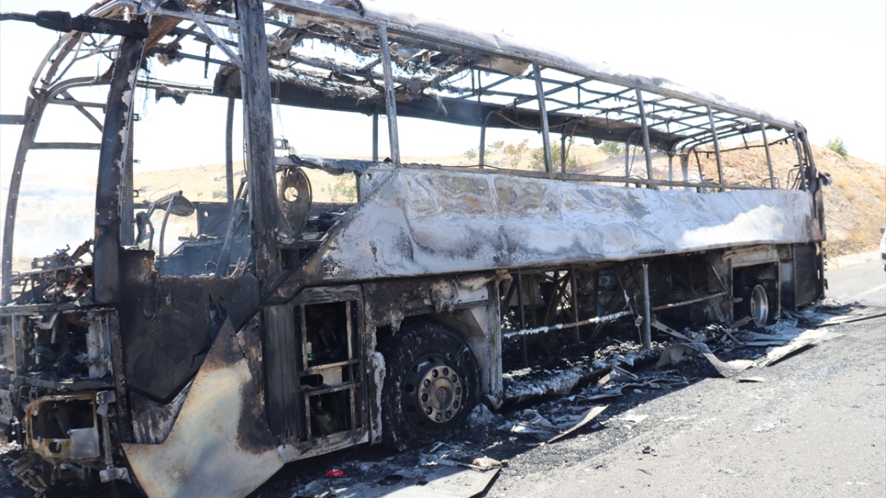 Yangını fark eden sürücü, içerisinde yolcu bulunmayan otobüsü yol kenarına çekerek alevleri söndürmeye çalıştı.