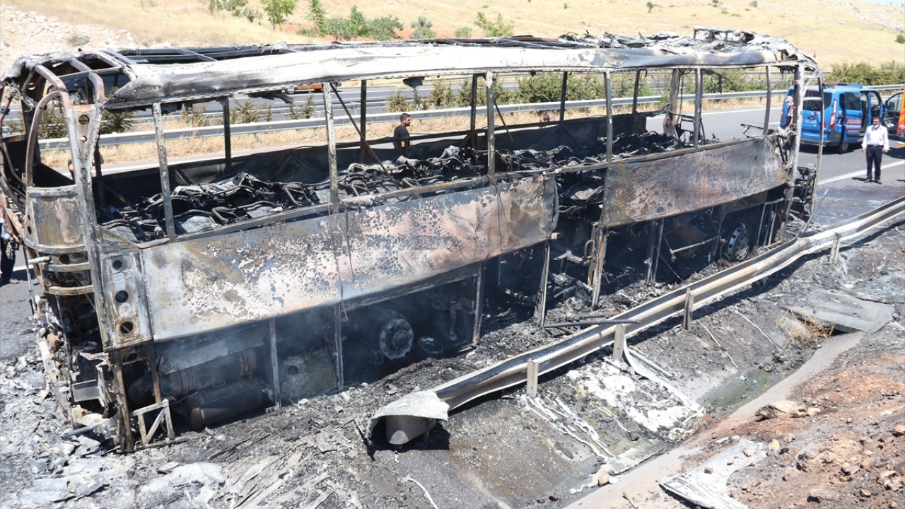 Yaklaşık 1 saatlik çalışmanın ardından yangın tamamen söndürülürken otobüs kullanılamaz hale geldi.