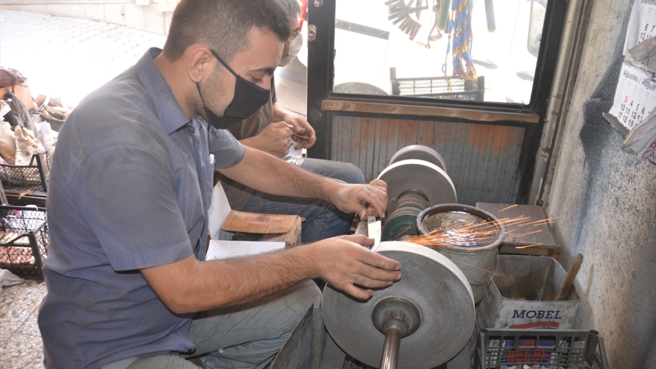 Mangallıklar, saç tavalar, ızgara ve şişler tezgahlarda yerini alırken kömürcüler ise hazırladıkları paketleri satışa sunmaya başladı.