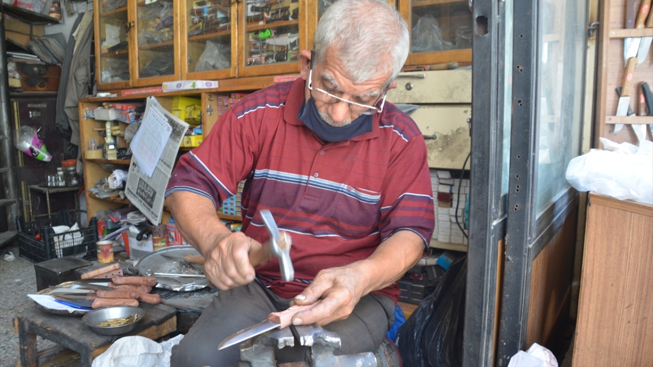 Yeni tip koronavirüs (Covid-19) önlemleriyle çarşıda, Kurban Bayramı hareketliliği sürüyor. 