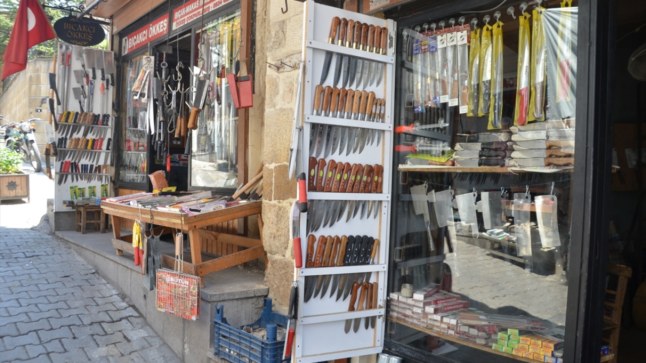 Merkez Dulkadiroğlu ilçesi Kurtuluş Mahallesi`nde bulunan tarihi Kapalı Çarşı`daki demirci esnafları, Kurban Bayramı hazırlıklarını tamamladı.