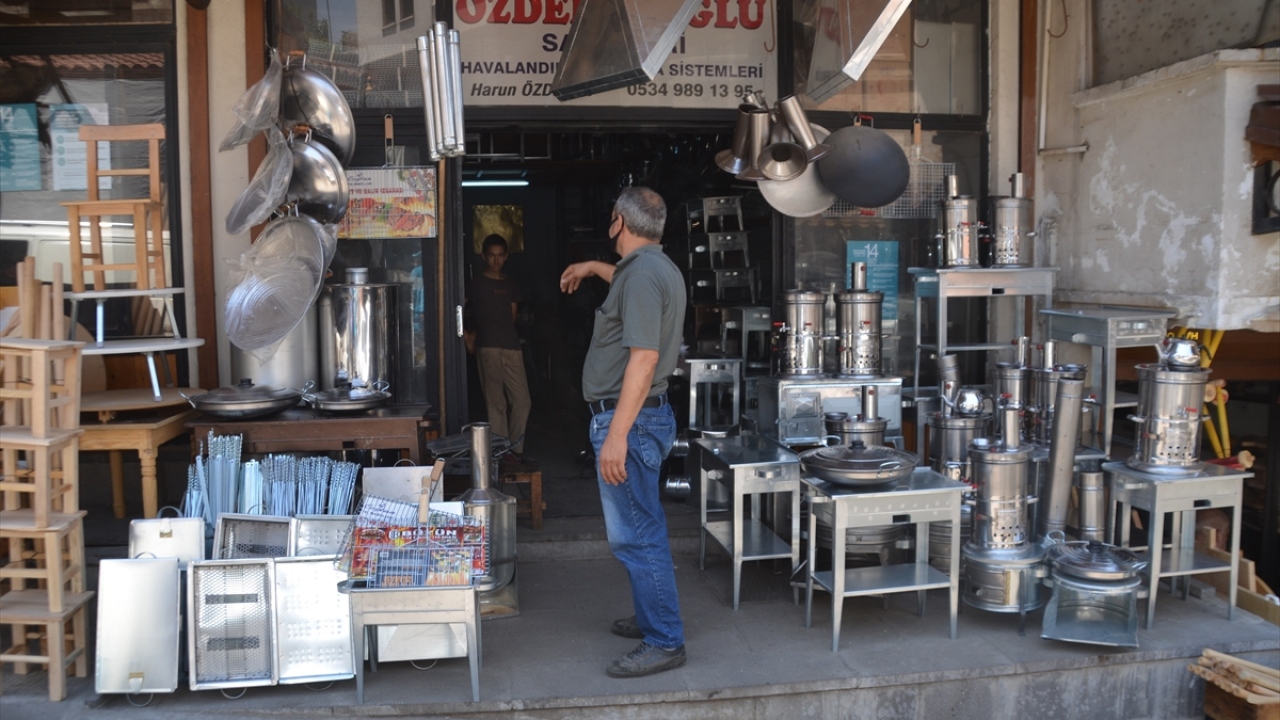 Esnaf Ökkeş Çokparlamış, Covid-19 nedeniyle işlerden geçen yıla oranla düşüş olsa da bayram hareketliliğin olduğunu belirtti.