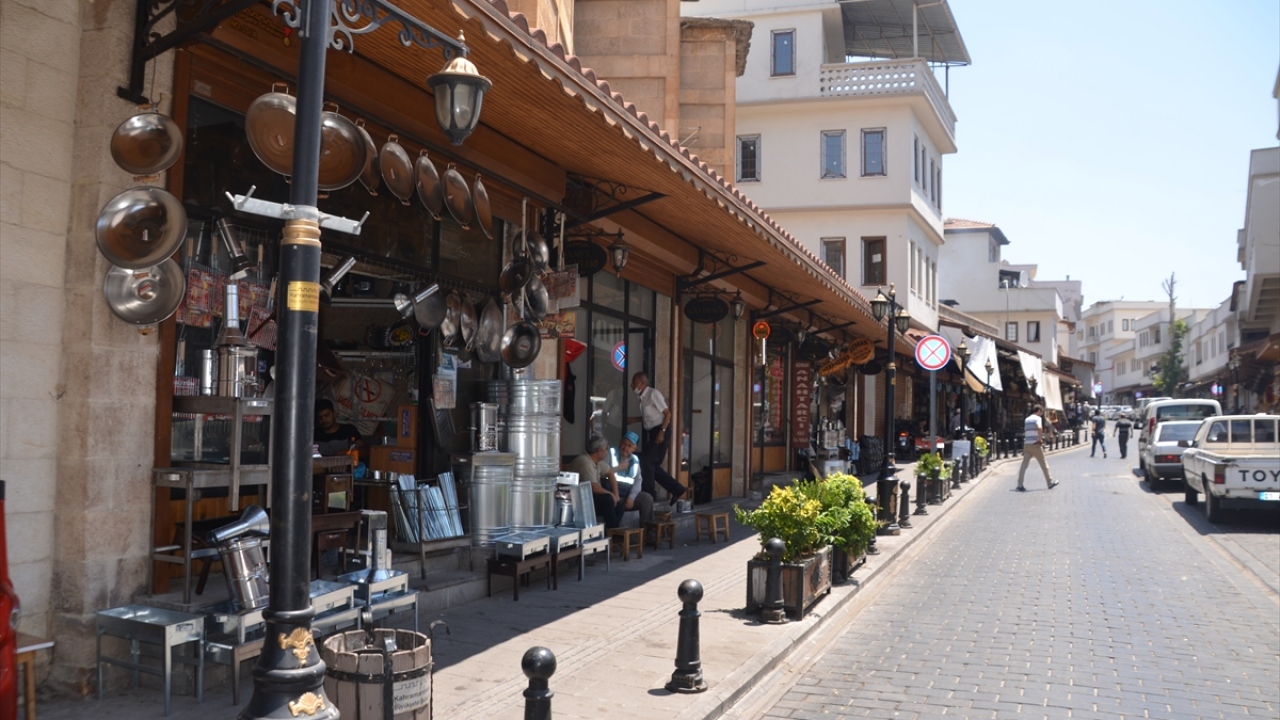 Mangallık üretimi yapan Harun Özdemir de saç tava, şiş, ızgara gibi bayramlık hazırlıkların tamamlandığını, bayrama 15 günlük bir süre kaldığın ve satışların sürdüğünü kaydetti.