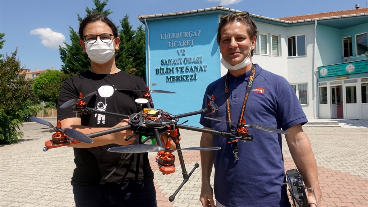 Okulun atölyesinde çalışmalarını sürdüren öğrenci ve öğretmenler, ürettikleri drone ile zaman zaman uçuş gerçekleştiriyor. 