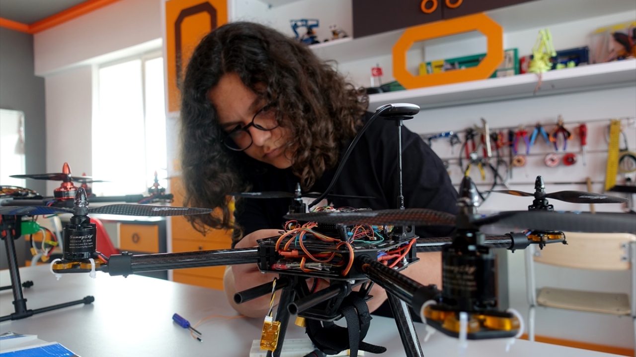 Öğrencilerin havacılık ve İHA branşında tasarladıkları ürünlerle başarılı bir yol aldıklarını anlatan Erdem, şöyle konuştu: