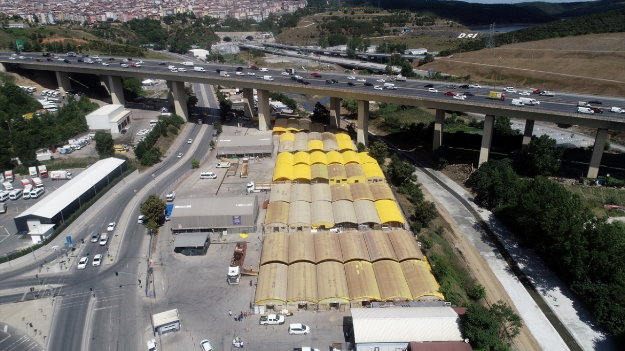 Yeni tip koronavirüs (Covid-19) tedbirleri kapsamında bugün itibariyle kente giriş yapabilen kurbanlıklar, veteriner hekimlerin kontrolünden sonra pazarlara alınıyor. 