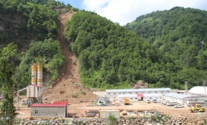 Rize'de heyelan anı kamerada