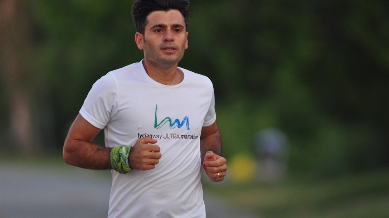 Yapılan başvurunun ardından isminin yanlışlıkla 42 kilometrelik maratonda yer aldığını fark eden Ali Kansu, bu alanda yarıştı.