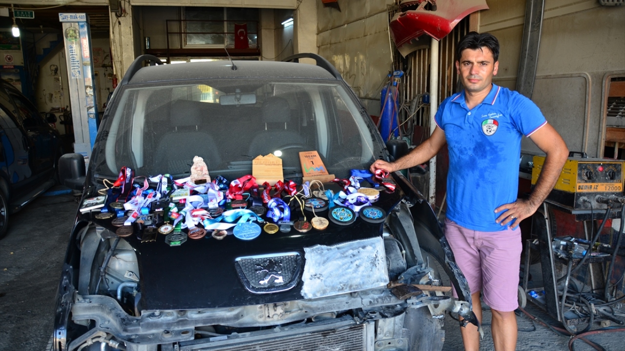 Ali Kansu, 100 kilometre üstü ultra maratonlarda madalyalar kazandı.