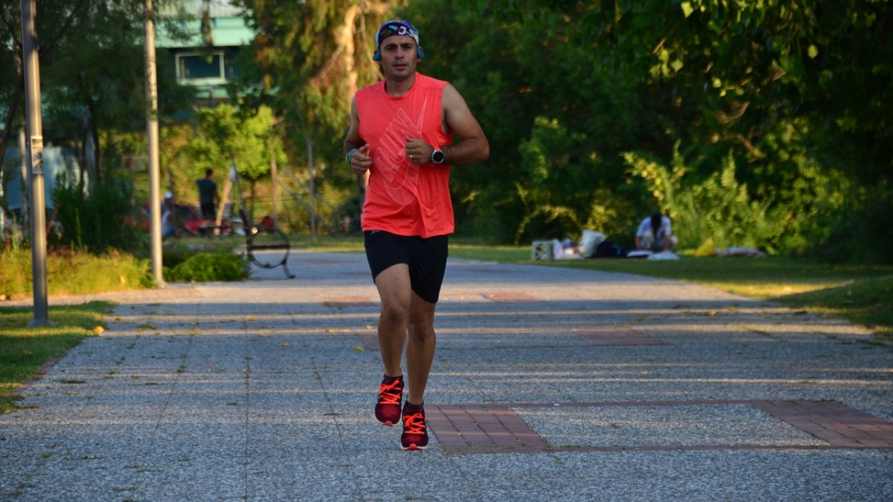 Çevresindekilere de koşmayı önerdiğini, sporla daha sağlıklı olduğunu anlatan Ali Kansu, sürekli koştuğu için çevresinde "sanayinin koşan delisi" olarak adlandırıldığını aktardı.