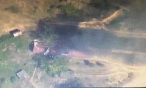 Azerbaycan, Ermenistan'a ait kışla ve nakliye aracını vurdu