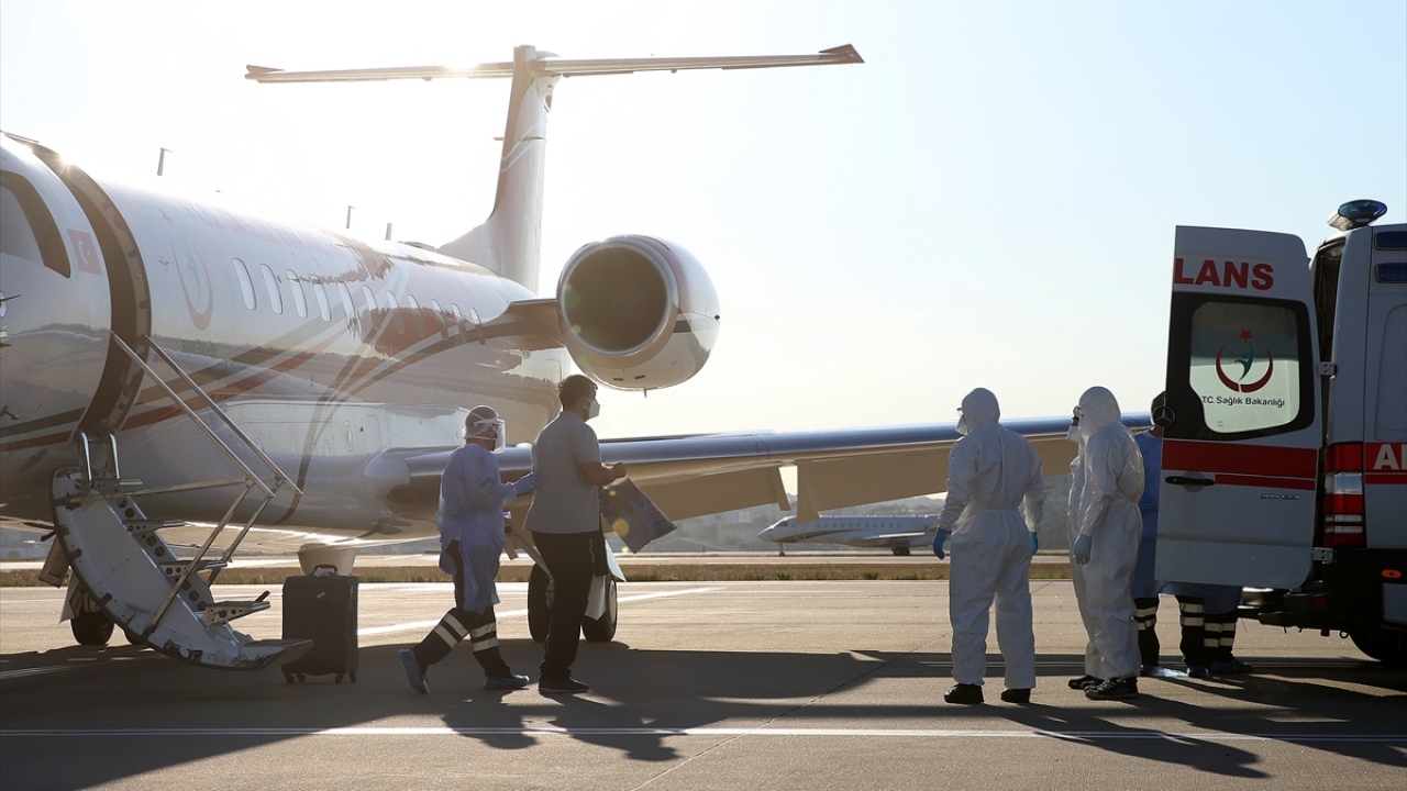 Atatürk Havalimanı`na saat 07.00`de inen uçaktaki hastalar, ambulanslarla çeşitli hastanelere sevk edildi.