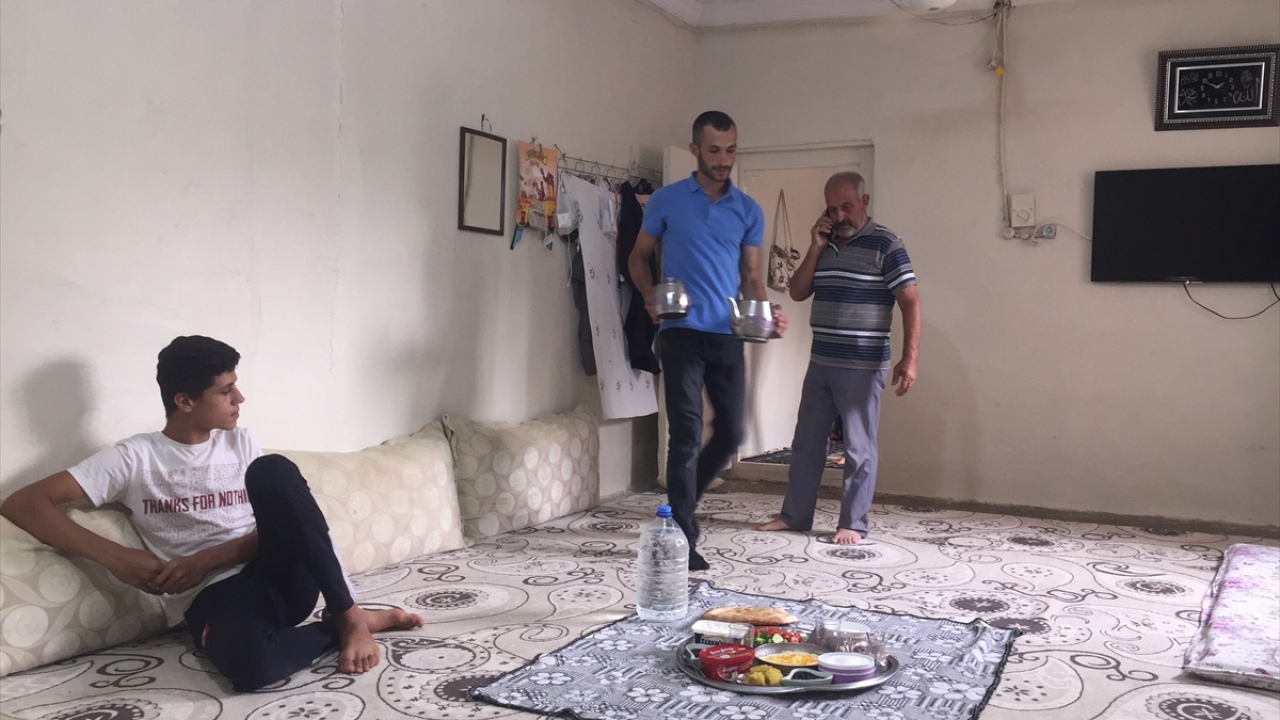 Kapıya yazdığı yazının ardından önce tuhaf karşılandığını ardından da takdir edilmeye başlandığını aktaran Gökçen, şunları aktardı: