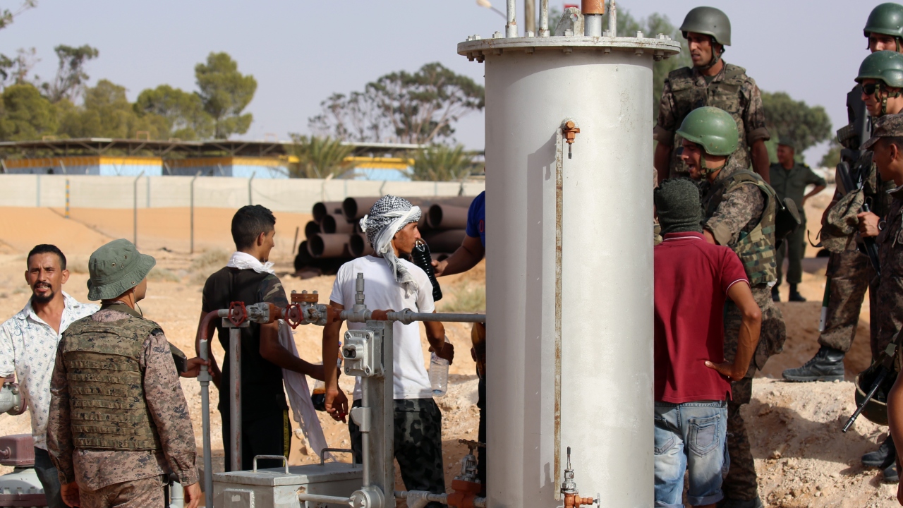 Tatavin vilayetine 110 kilometre uzağındaki petrol kuyularının bulunduğu Kamur bölgesinde bir petrol pompa istasyonu önünde toplanan yaklaşık 2 bin kişilik protestocu grup istasyonun faaliyetlerini durdurdu. 